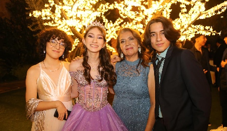  Isabela, Valeria, Araceli y Pedro.