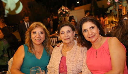  Alma García, Chavelita Trejo y Selene García.