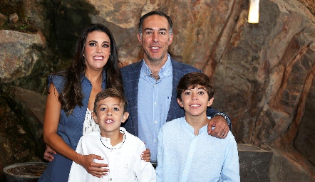  Cristina Barragán y Gonzalo Benavente con sus hijos José María y Gonzalo.