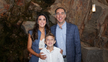 Cristina Barragán y Gonzalo Benavente con su hijo José María.