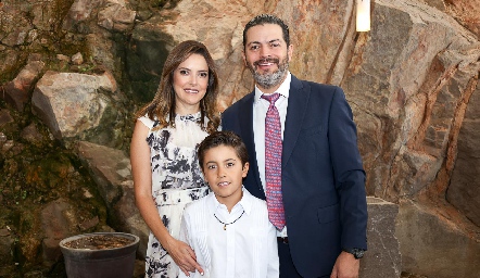 Adriana Medina y Fernando Toranzo con su ahijado Javier.