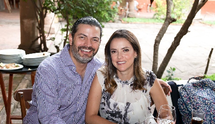  Fernando Toranzo y Adriana Medina, padrinos de Javier.