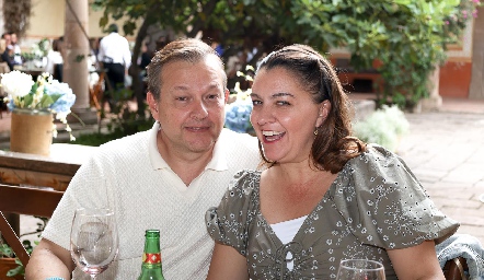  Hugo Hinojosa y Paola Algara.