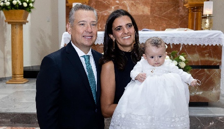  Héctor Galán y Daniela Rivero con su ahijado Santiago.