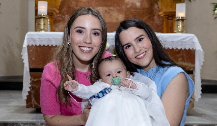  María y Sofía Galán con su sobrino Santiago.