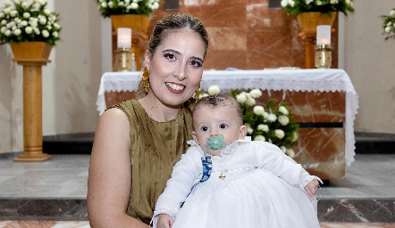  Cristina Kasis con su hijo Santiago.