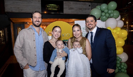  Rodrigo Valle y Ana Gaby Ibarra con su hijo Sebastián, Cris Kasis y Manuel Mora con su hijo Santiago.