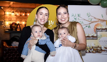  Ana Gaby Ibarra con su hijo Sebastián y Cristina Kasis con su hijo Santiago.