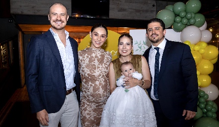  Pato Valle, Adri de la Maza, Cristina Kasis y Manuel Mora con Santiago.