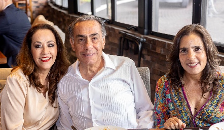  Silvia, Gerardo y Gaby Chevaile.