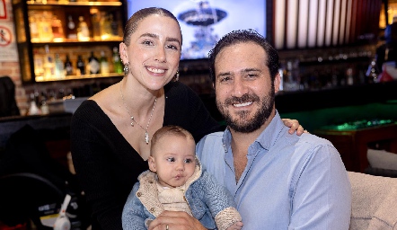  Ana Gaby Ibarra y Rodrigo Valle con su hijo Sebastián.