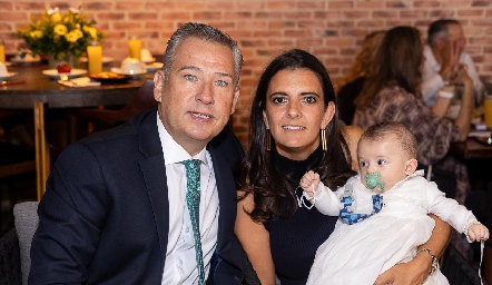  Puy Galán y Daniela Rivero con su ahijado Santiago.