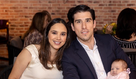  Bárbara Mejía y Alberto Kasis con su hija Bárbara.