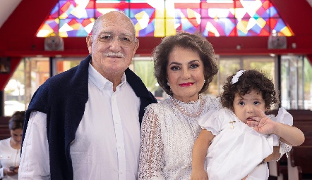  Carlos Velázquez y María Zendejas con su nieta Pastora.