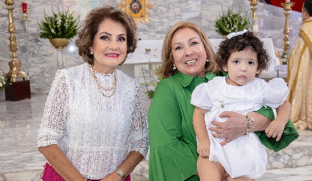  Pastora con sus abuelas.