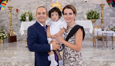  Carlos Velázquez y Anna Lorca con su ahijada Pastora.