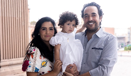  María José Velázquez y Ángel Mario Valdés con su hija Pastora.