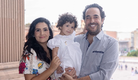  María José Velázquez y Ángel Mario Valdés con su hija Pastora.