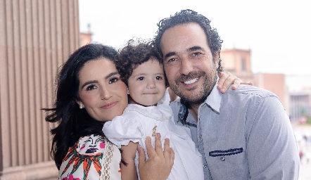  María José Velázquez y Ángel Mario Valdés con su hija Pastora.