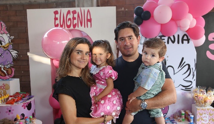  Eugenia Musa y Fernando Abud con sus hijos Eugenia y Fernando.