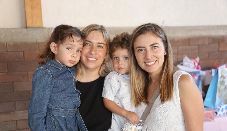  Gaby Alvarado con su hija Alexandra Zamanillo, Elizabeth Treviño con su hijo Andrés Torres.