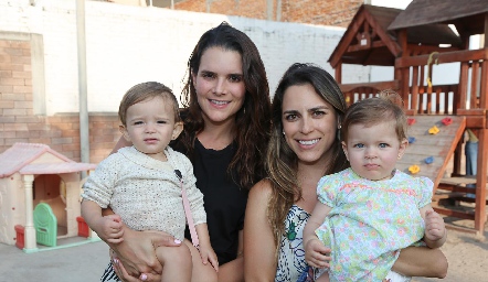  Jessica Martin Alba con su hija Luisa, Paulina Aguirre con su hija Loretta.