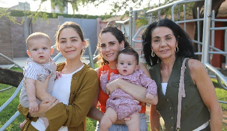  Bárbara Mahbub con su hijo Diego, Jessica Medlich con su hija Maya y Ana Musa.