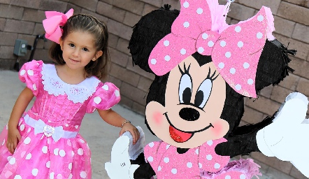  Eugenia Abud con su piñata de Mimi.