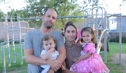  Alejandro Abud y Lorena Andrés con Lorenza y Eugenia Abud.