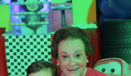  Santiago Labastida con su bisabuela Maruca Flores.