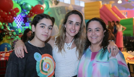  Andrea García, Ángeles Mahbub y Miriam Flores.