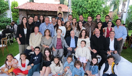  Alfonso César celebrando su cumpleaños con su familia.