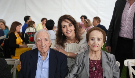  Alfonso César y Armida Zaldívar con su hija Carolina.