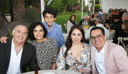  Alejandro César, Rosa Solorio, Daniel Beltrán, Johana y Miguel Ángel Solorio.