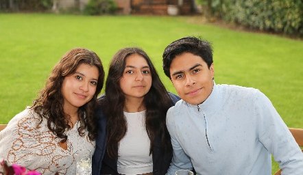  Ana Pao, Camila y Miguel Solorio.