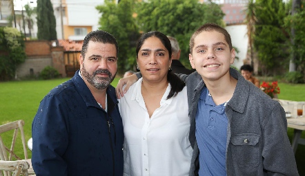  César Rábago, Alejandra Garza y César Rábago.