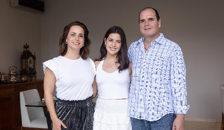   Ana Hernández Graff y Alejandro Villalobos con su hija María José.