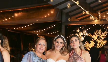  Adriana Enríquez con sus hijas Adriana y Mariana Zapata.