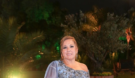  Adriana Enríquez, mamá de la novia.