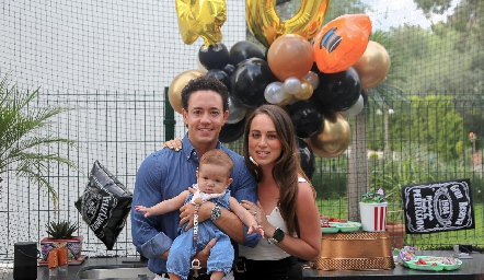  Chino Romo y Carolina Silva con su hija Paloma.