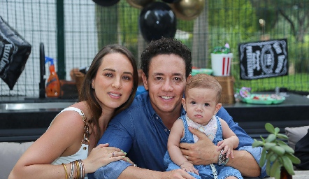  Carolina Silva y Chino Romo con su hija Paloma.