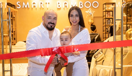  Heriberto Morales y Martha Cruz con su hijo Mael.