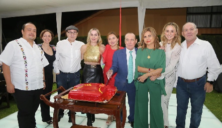  Abelardo Uría celebrando su cumpleaños con su esposa Koky Medina y sus hijos.