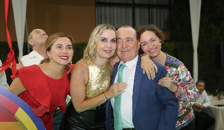  Abelardo Uría con sus hijas.