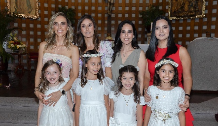  Lucía Galarza, Ale Díaz Infante, Sofía Estrada y Mariana Meade con sus hijas, Lu, Julia, Renata y Annia.