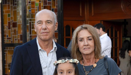  José Manuel Díaz y Alma Orozco con su nieta Julia.