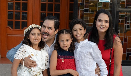  Miguel Martínez y Mariana Meade con sus hijos Annia, Mariel y Miguel.