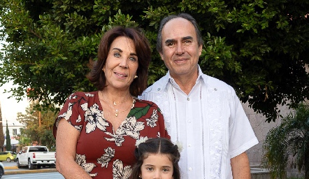 Lourdes Alcalde y Enrique Estrada con su nieta Renata.