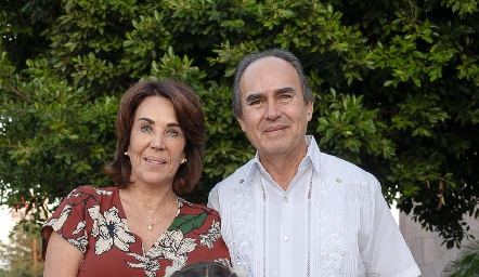  Lourdes Alcalde y Enrique Estrada con su nietas.