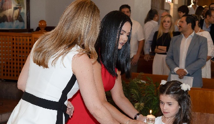  Maru Alcalde y Mariana Meade con su ahijada Renata.